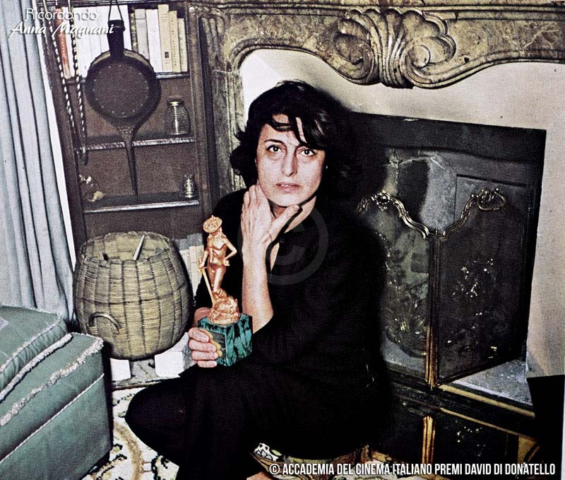 Anna Magnani con il David di Donatello