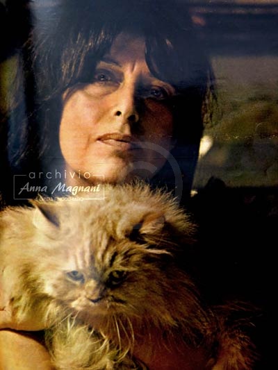 Anna Magnani con gatto